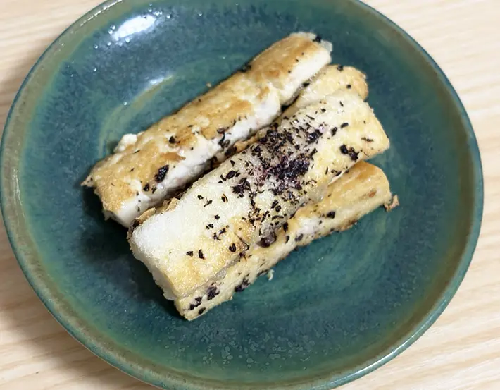 焼いた豆腐を盛りつけた写真（撮影：grapeライフハック編集部）