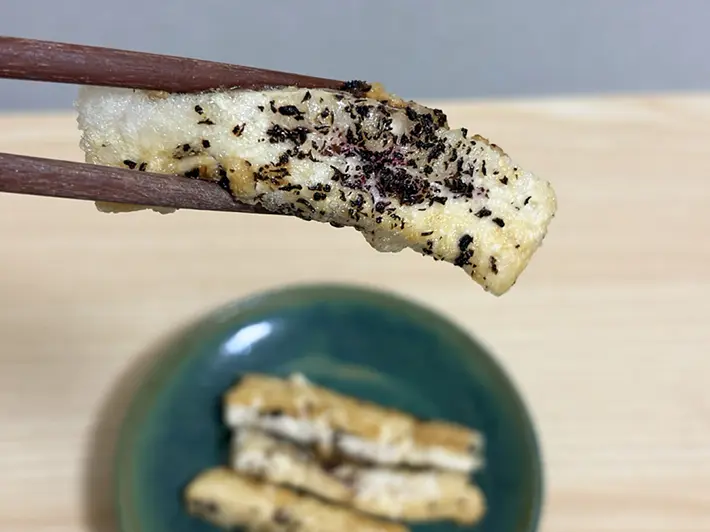 焼いた豆腐を食べる写真（撮影：grapeライフハック編集部）