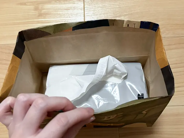 紙袋のフチを折り込んだ写真（撮影：grapeライフハック編集部）
