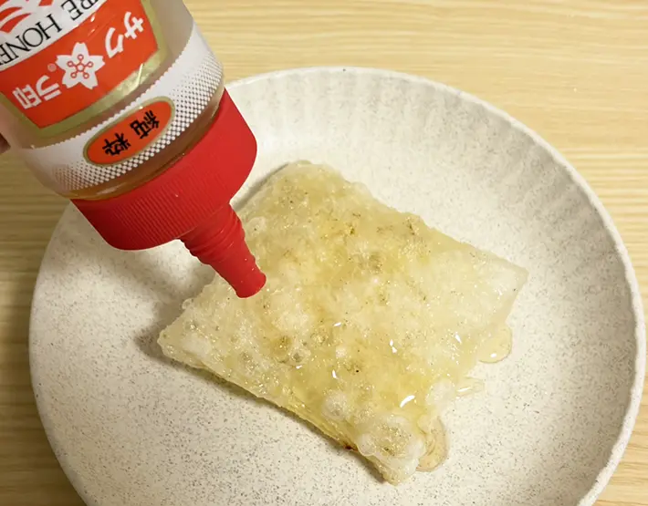 焼いたライスペーパーにハチミツをかけた写真（撮影：grapeフード編集部）