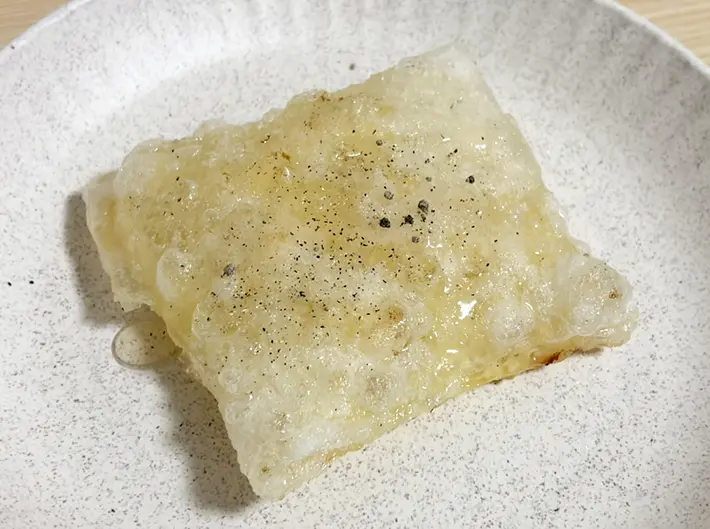 ハチミツをかけたライスペーパーの写真（撮影：grapeフード編集部）