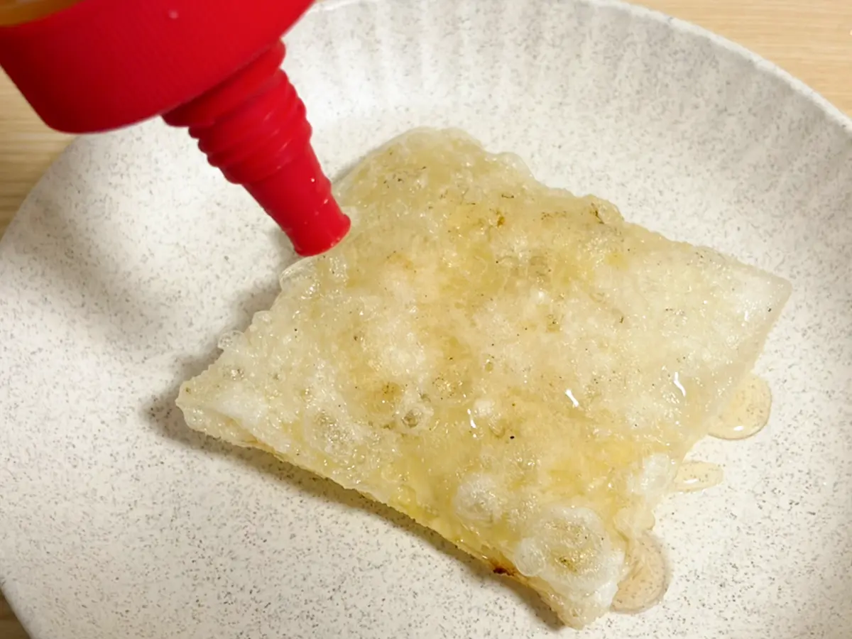 ライスペーパーにハチミツをかける写真（撮影：grapeフード編集部）