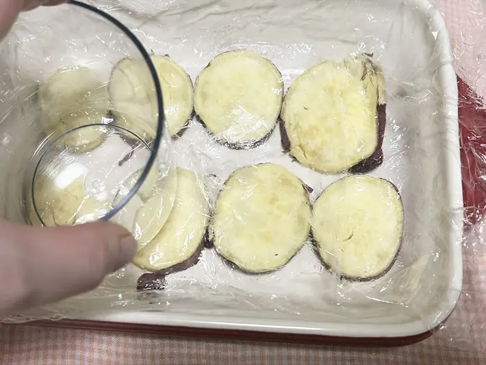 サツマイモをコップで潰す写真（撮影：grapeフード編集部）