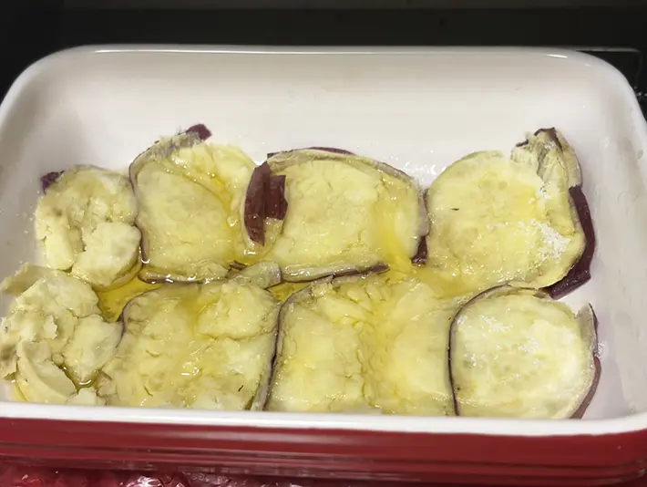 サツマイモにオリーブオイルをかけてトースターに入れた写真（撮影：grapeフード編集部）