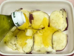 サツマイモにオリーブオイルをかける写真（撮影：grapeフード編集部）