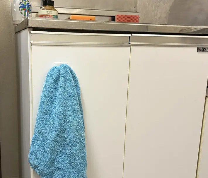 キッチンにタオル掛けを作った写真（撮影：grapeライフハック編集部）