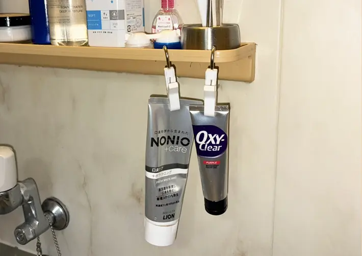 『クリップフック』で歯磨き粉を吊るした写真（撮影：grape編集部）