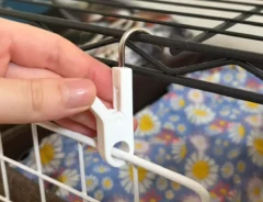 『クリップフック』でワイヤーネットを吊るした写真（撮影：grape編集部）