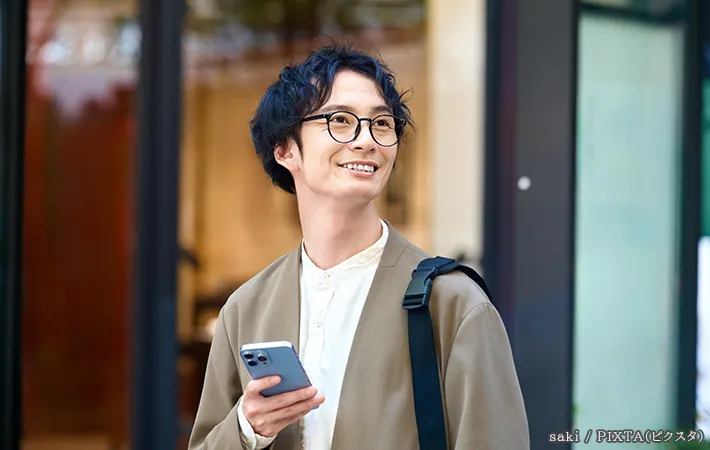 スマホを持った人の写真