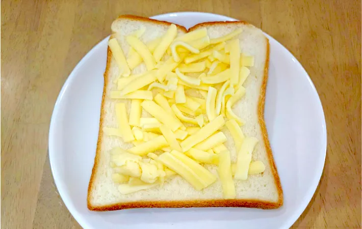 食パンにピザ用チーズをのせている画像（撮影：エニママ）