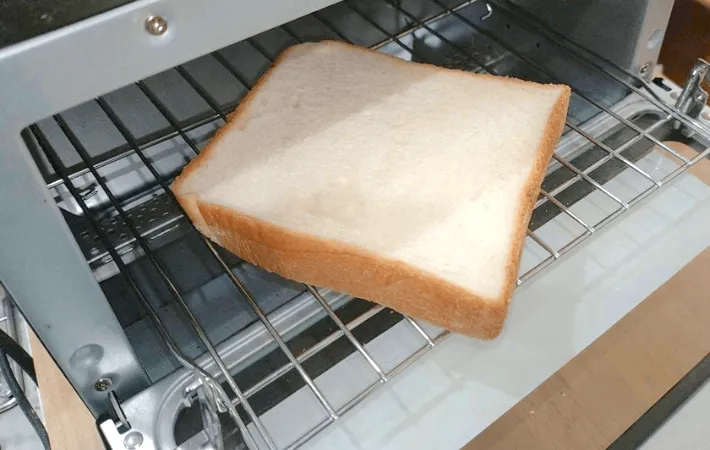 トースターに入れている画像（撮影：エニママ）