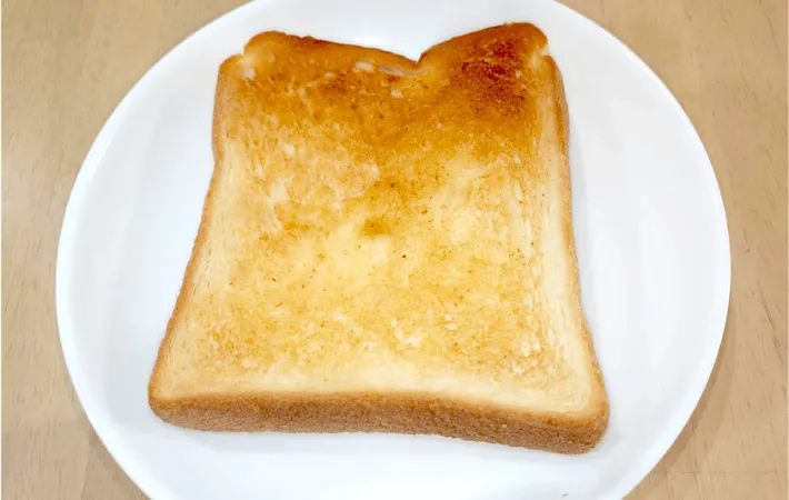 バターを塗った食パンの画像（撮影：エニママ）