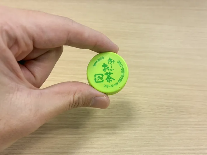 指で持ったペットボトルの蓋（撮影：grapeライフハック編集部）