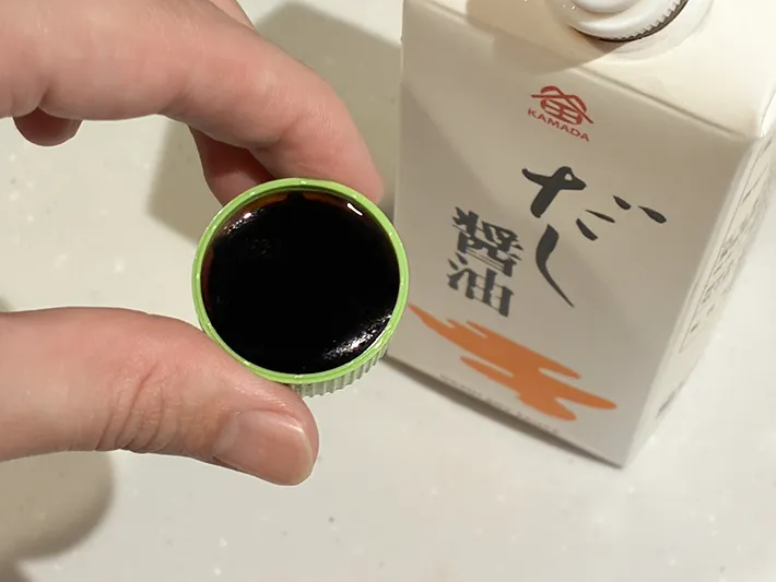 ペットボトルのキャップに入れた醤油（撮影：grapeライフハック編集部）