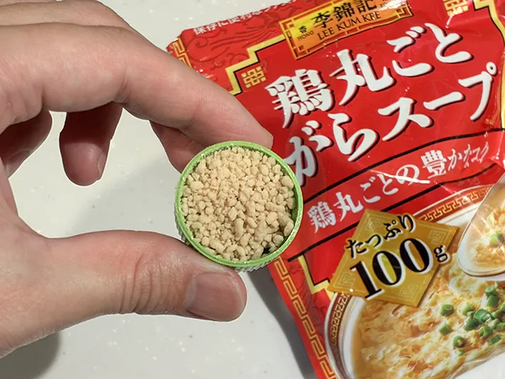 顆粒調味料を入れたペットボトルの蓋（撮影：grapeライフハック編集部）