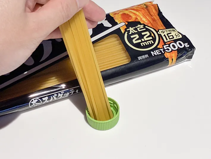 パスタの1人前をペットボトルのキャップで計量する場面（撮影：grapeライフハック編集部）