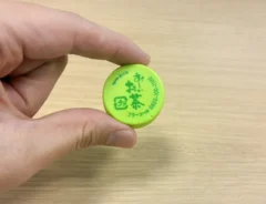指で持ったペットボトルの蓋（撮影：grapeライフハック編集部）
