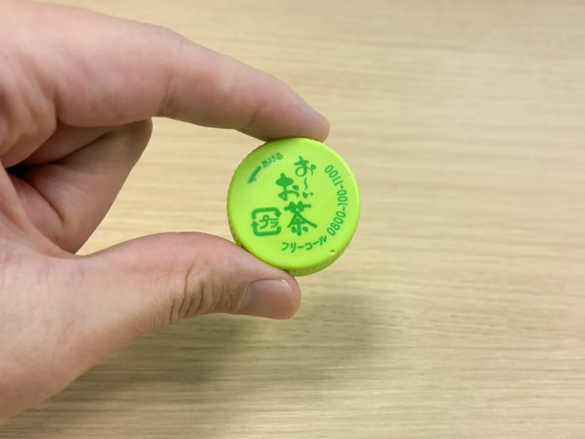 指で持ったペットボトルの蓋（撮影：grapeライフハック編集部）