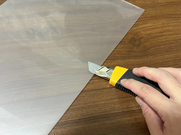 カッターでクリアファイルを切る場面（撮影：grapeライフハック編集部）