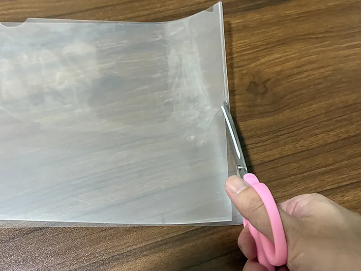 クリアファイルをハサミで切る場面（撮影：grapeライフハック編集部）