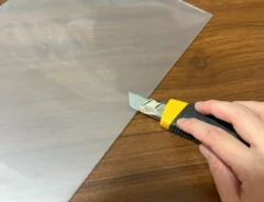 クリアファイルをカッターで切る場面（撮影：grapeライフハック編集部）