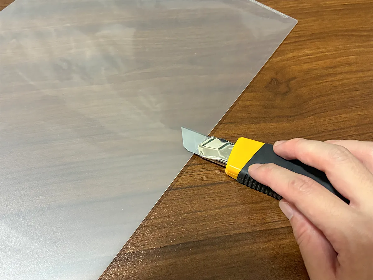 クリアファイルをカッターで切る場面(撮影:grapeライフハック編集部)