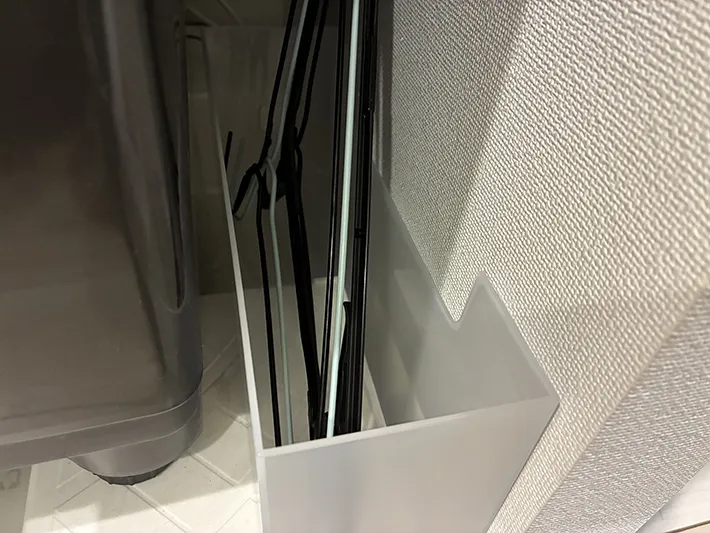 ファイルボックスに収納したハンガー（撮影：grapeライフハック編集部）