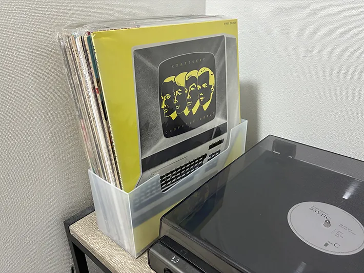 ファイルボックスに収納したレコード（撮影：grapeライフハック編集部）