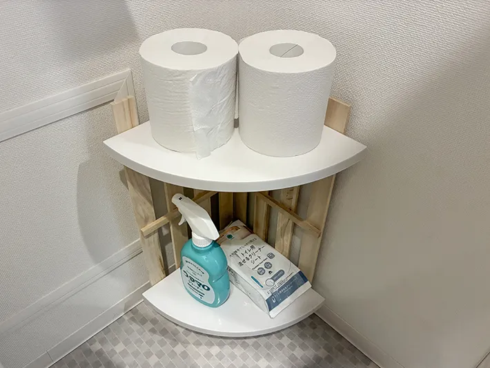 収納棚にまとめたトイレットペーパーや掃除アイテム（撮影：grapeライフハック編集部）