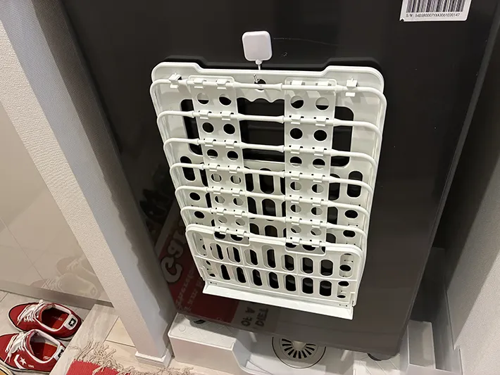 洗濯機周りに設置したランドリーバスケット（撮影：grapeライフハック編集部）
