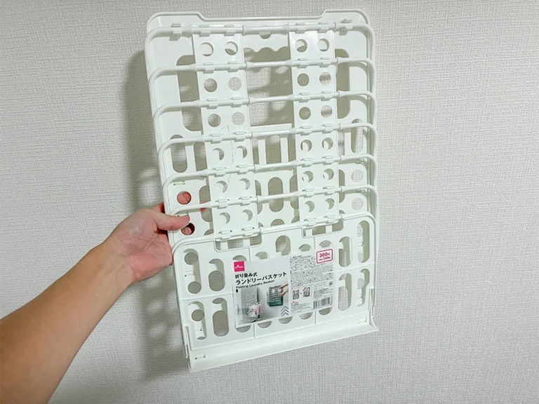 手で持ったランドリーバスケット(撮影:grapeライフハック編集部)