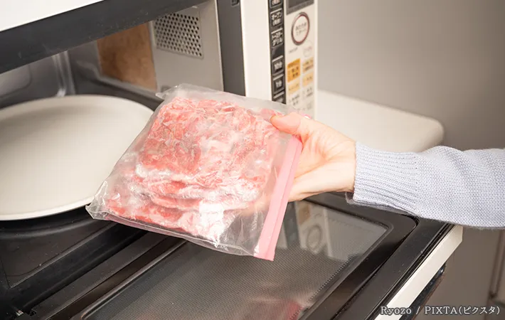 電子レンジと保存袋に入った肉の写真