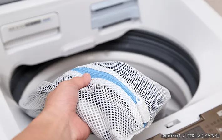 洗濯ネットと洗濯機の写真