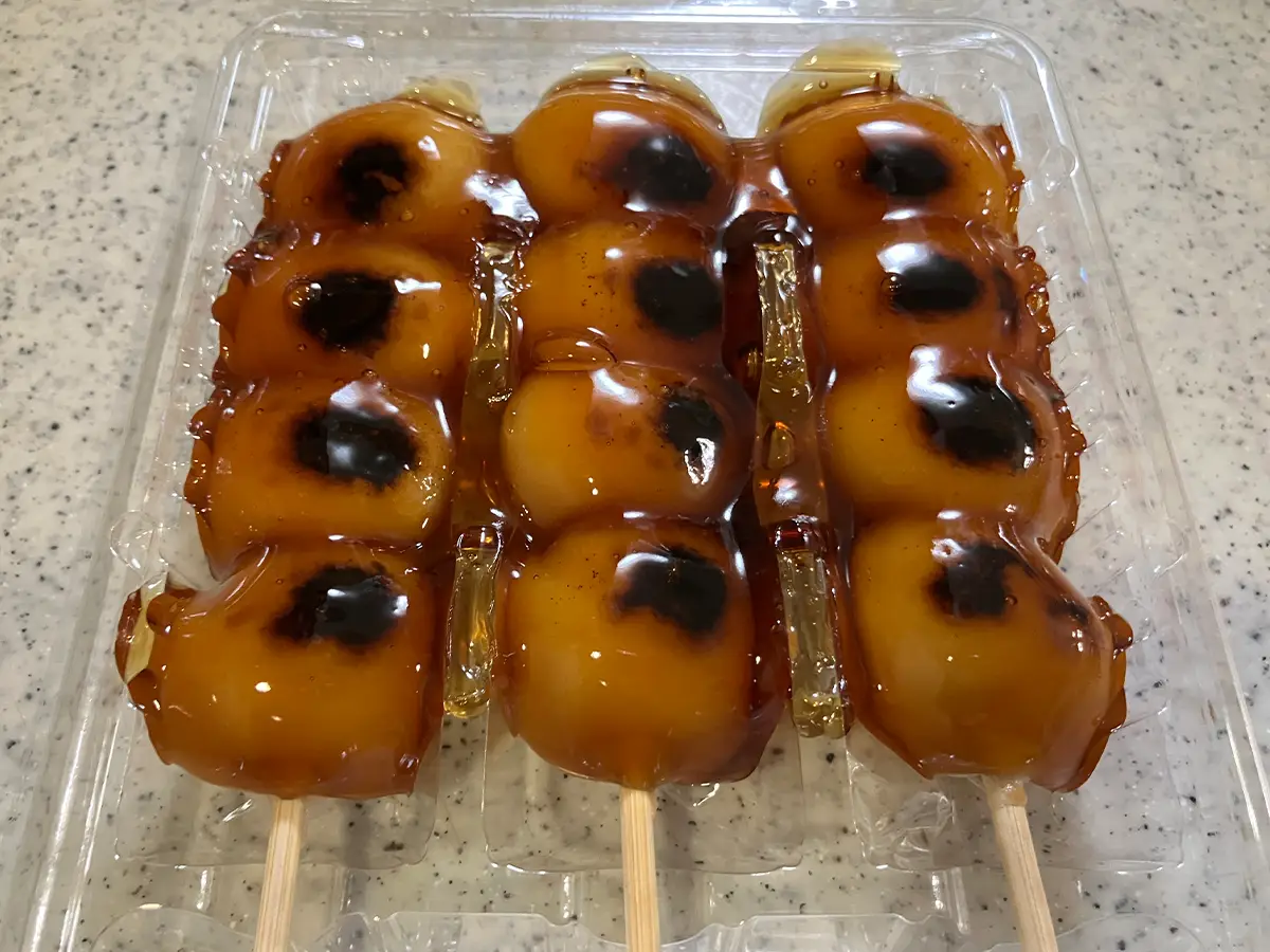 みたらし団子（撮影：grapeフード編集部）
