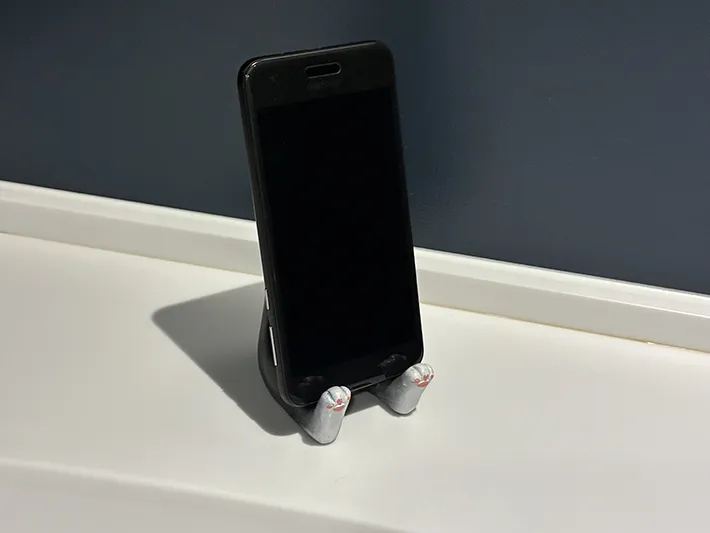 アニマルホルダーに縦に置いたスマホ（撮影：grapeライフハック編集部）