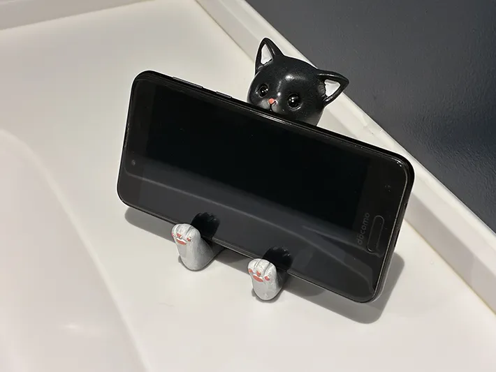 アニマルホルダーに横に置いたスマホ（撮影：grapeライフハック編集部）