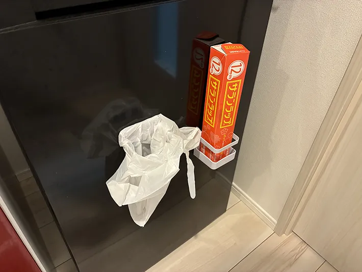 ビニール袋とラップを置いた傘たて（撮影：grapeライフハック編集部）