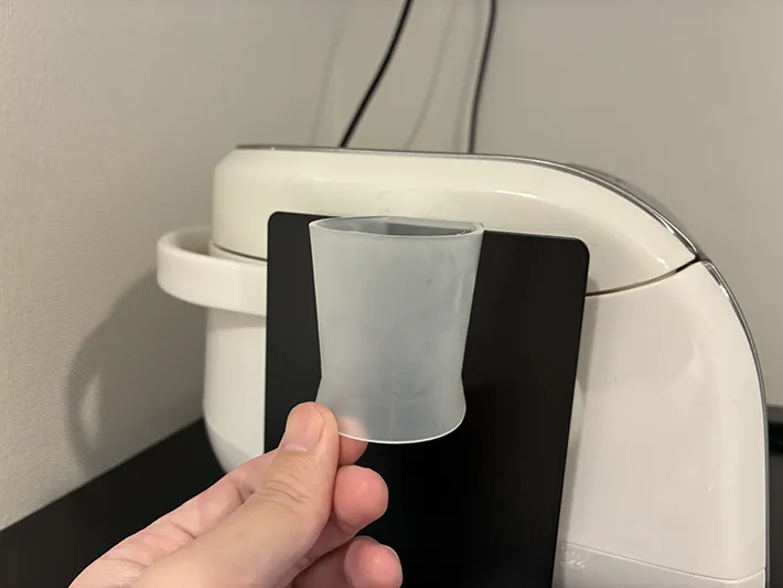 ブックエンドに取りつけたマヨケチャホルダー（撮影：grapeライフハック編集部）