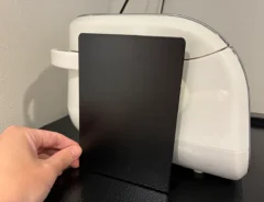 炊飯器の下にブックエンドを差し込む場面（撮影：grapeライフハック編集部）