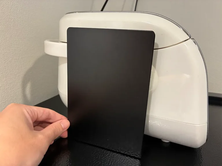 炊飯器の下にブックエンドを差し込む場面（撮影：grapeライフハック編集部）