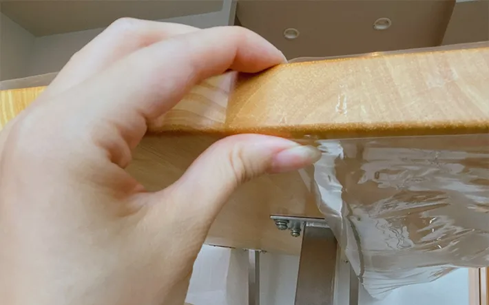 両面テープを貼る写真（撮影：grapeライフハック編集部）