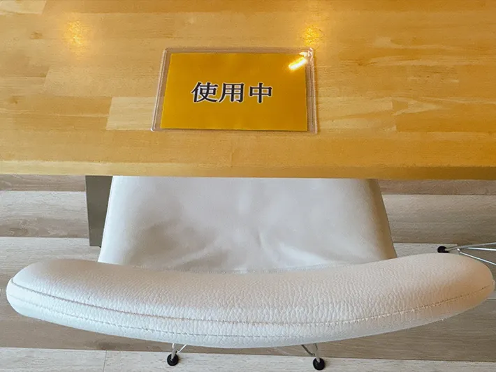 座席使用中カードを置いた写真（撮影：grapeライフハック編集部）