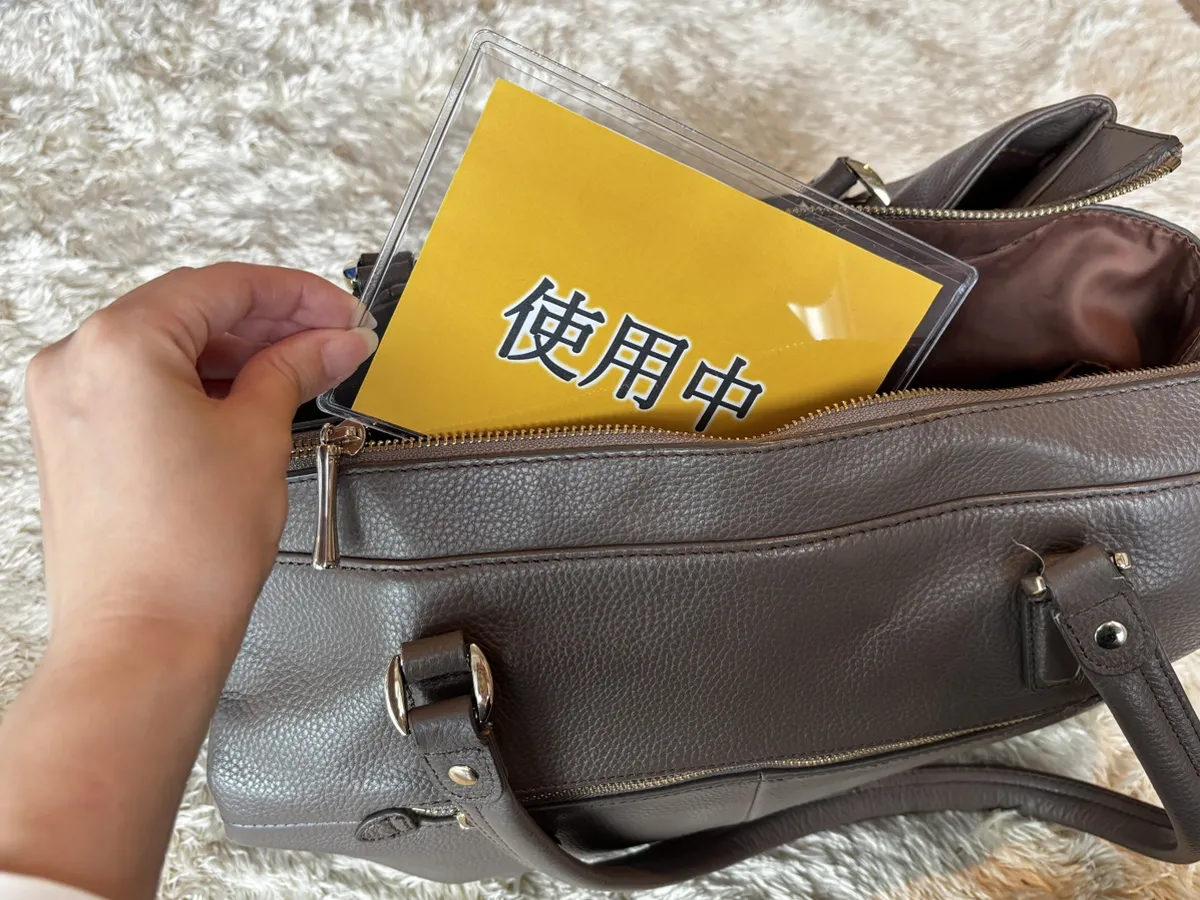 バッグにカードを入れる写真（撮影：grapeライフハック編集部）