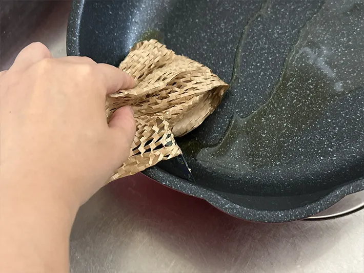クッションペーパーで油を拭く写真（撮影：grapeライフハック編集部）