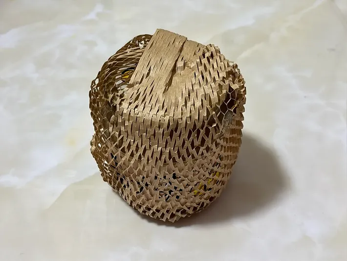 缶詰とクッションペーパーの写真（撮影：grapeライフハック編集部）