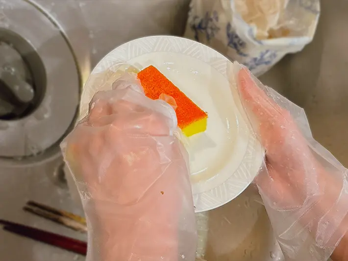 手袋をして食器を洗う写真（撮影：grapeライフハック編集部）