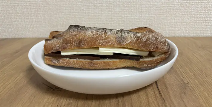 皿にのせたスタババゲットの画像（撮影：grapeフード編集部）