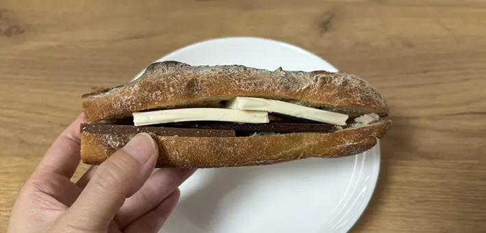 スタババゲットを手に取った画像（撮影：grapeフード編集部）