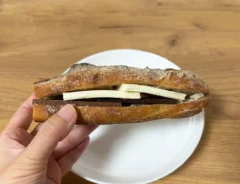 スタババゲットの断面を見せた画像（撮影：grapeフード編集部）
