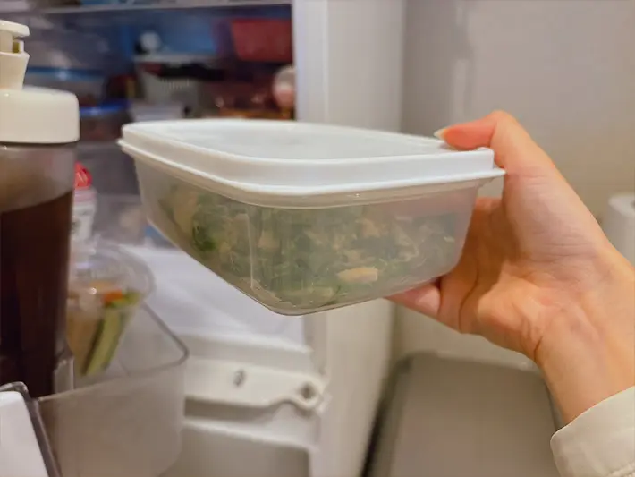 冷蔵庫に料理を入れる写真（撮影：grape編集部）